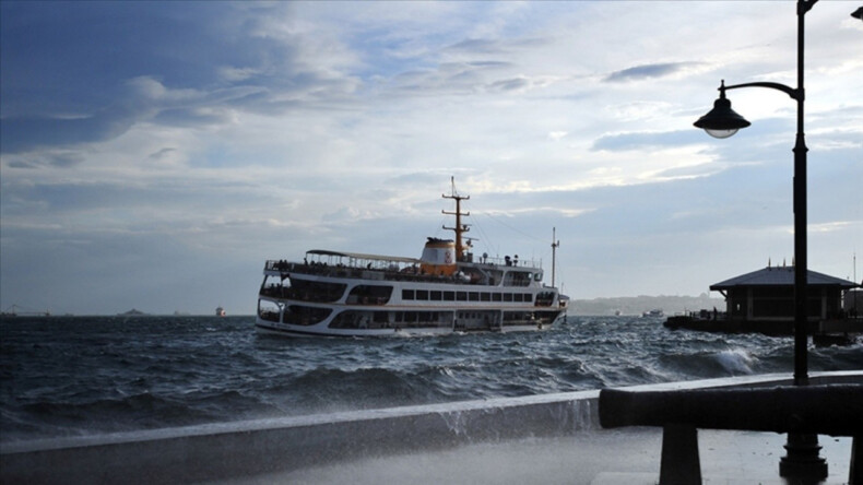 İstanbul'da vapur seferlerine fırtına engeli